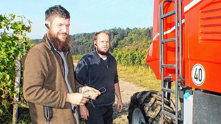 Elmar Engelhorn (links) und Christoph Herrmann (rechts) vor Arbeitsbeginn in einem Weinberg in Homburg.