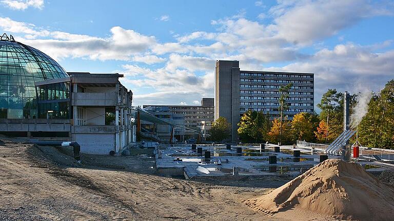 Hier entsteht das neue Parkhaus, das 900 Parkplätze bietet. Es grenzt direkt an das Atrium, also den Empfangsbereich, an. Hier entsteht das neue Parkhaus, das 900 Parkplätze bietet. Es grenzt direkt an das Atrium, also den Empfangsbereich, an.
