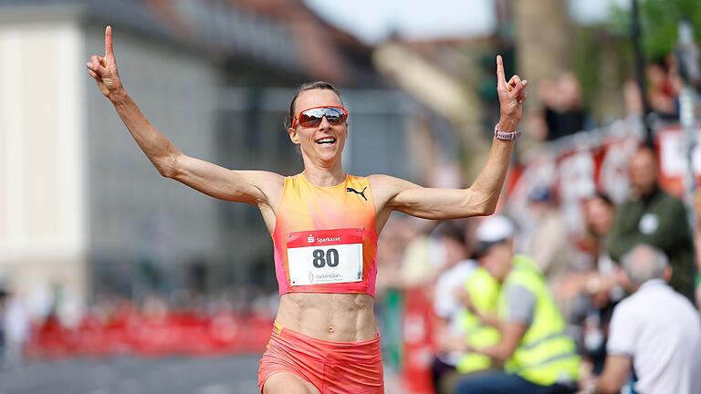 Dritte im Lauf der Asse beim 34. Würzburger Residenzlauf: Domenika Mayer, amtierende deutsche Meisterin im Marathon, die im Sommer auch bei den Olympischen Spielen in Paris an den Start gehen wird. Dritte im Lauf der Asse beim 34. Würzburger Residenzlauf: Domenika Mayer, amtierende deutsche Meisterin im Marathon, die im Sommer auch bei den Olympischen Spielen in Paris an den Start gehen wird.