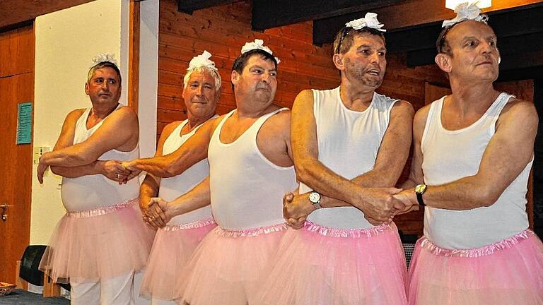Das Männerballett im &bdquo;Schwanensee&ldquo;: (von links) Siegfried Burger, Rolf Hirschlein, Winfried Ulrich, Roland Saum, Eugen Kneuer.