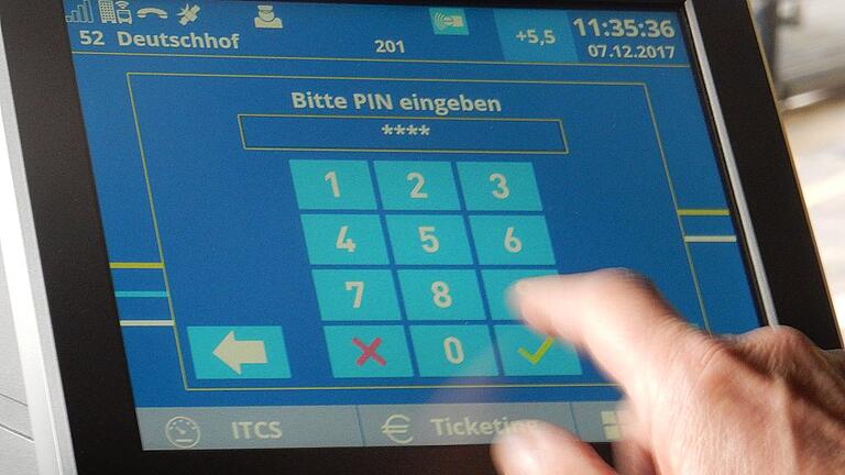 Aufgeräumt präsentiert sich der Arbeitsplatz des Busfahrers. Statt einer Unzahl von Papierfahrscheinen steht neben dem lenkrad nur noch der schirm des Bordcomputers. Aufgeräumt präsentiert sich der Arbeitsplatz des Busfahrers. Statt einer Unzahl von Papierfahrscheinen steht neben dem lenkrad nur noch der schirm des Bordcomputers.