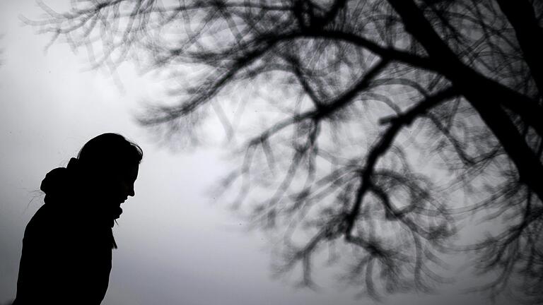 Wenn die Psyche leidet: Laut der Kassenärztlichen Vereinigung in Bayern (KVB) gab es im Jahr 2020 in Unterfranken rund acht Prozent weniger Anfragen nach psychotherapeutischen Sprechstunden als im Vorjahr. Gestiegen aber ist die Nachfrage für Termine zur Akutbehandlung. Wenn die Psyche leidet: Laut der Kassenärztlichen Vereinigung in Bayern (KVB) gab es im Jahr 2020 in Unterfranken rund acht Prozent weniger Anfragen nach psychotherapeutischen Sprechstunden als im Vorjahr. Gestiegen aber ist die Nachfrage für Termine zur Akutbehandlung. 