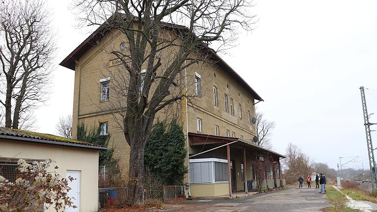 Der Bahnhof in Markt Einersheim, 1865 errichtet, gehört derzeit noch der Deutschen Bahn und steht unter Denkmalschutz. Der Bahnhof in Markt Einersheim, 1865 errichtet, gehört derzeit noch der Deutschen Bahn und steht unter Denkmalschutz.