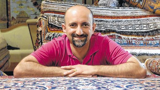 Teppiche sind seine Welt: Karl-Heinz Djoharian führt den von seinem Vater gegründeten Lohrer Teppichhandel seit 1995. Über das Internet finden Kunden von New York bis Bangkok zum Sortiment des Lohrer Händlers. Teppiche sind seine Welt: Karl-Heinz Djoharian führt den von seinem Vater gegründeten Lohrer Teppichhandel seit 1995. Über das Internet finden Kunden von New York bis Bangkok zum Sortiment des Lohrer Händlers.