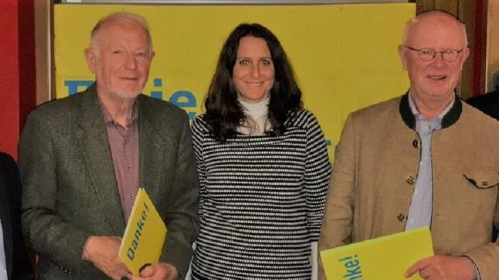 Ehrungen hat es bei der FDP gegeben. Von links: Bezirksvorsitzender Karsten Klein, Eberhard Ponader (40 Jahre Mitglied), Kreisvorsitzende Katrin Hiernickel, Wolfgang Elflein (40 Jahre Mitglied) und Wahlkreiskandidat Nicolas Thoma). Ehrungen hat es bei der FDP gegeben. Von links: Bezirksvorsitzender Karsten Klein, Eberhard Ponader (40 Jahre Mitglied), Kreisvorsitzende Katrin Hiernickel, Wolfgang Elflein (40 Jahre Mitglied) und Wahlkreiskandidat Nicolas Thoma).