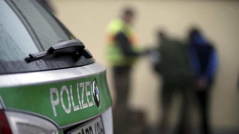 Die Festnahme von fünf Männern nach einem Unfall in Würzburg (Symbolbild) lässt Ermittler aufhorchen: Hat ein bundesweit tätiger krimineller Familienclan sein Revier auf Unterfranken ausgedehnt? Die Festnahme von fünf Männern nach einem Unfall in Würzburg (Symbolbild) lässt Ermittler aufhorchen: Hat ein bundesweit tätiger krimineller Familienclan sein Revier auf Unterfranken ausgedehnt?