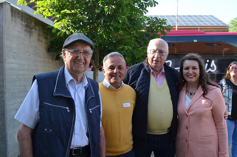 Altbürgermeister Erwin Loos (von links), der ehemalige Dingolshäuser Bürgermeister Lothar Zachmann, Michel Bailleuil, der(Bürgermeister von Equemauville, und Dingolshausens amtierende Bürgermeisterin, Nicole Weissenseel-Brendler.