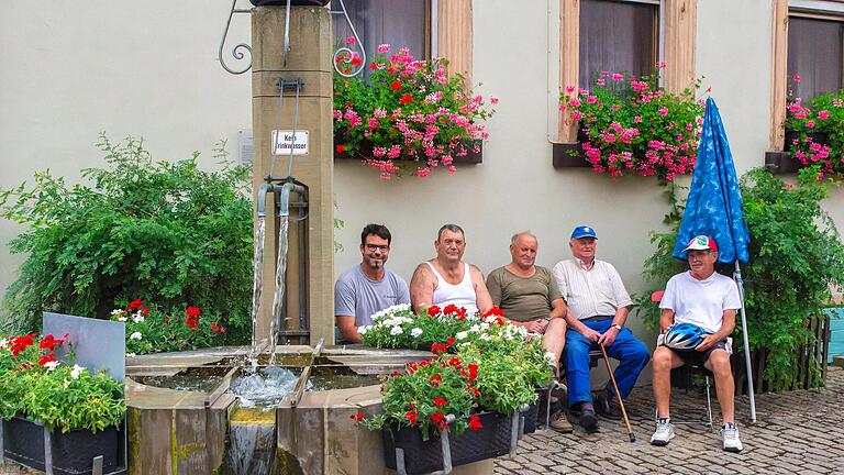 Das 'Bänkle in der Kömmi' ist eine Wipfelder Institution (von links): Philipp Volk, Günther Reichert, Peter Zeißner, Justin Schneider und Ludwig Betz.