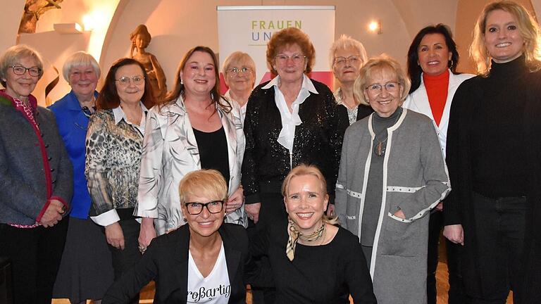 Die Frauenunion Würzburg-Stadt ehrte langjährige Mitglieder: Hildegard Leister, Helga Hoepffner, Christa Freitag, Ulrike Langhans, Isolde Kutscheidt, Rita Bernhard, Maria Czabon, Ursula Koch, Doris Dreier, Sonja Buchberger, Andrea Behr, Julia Kock