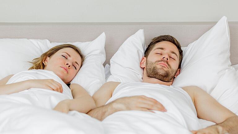 Schlafen im Doppelbett.jpeg       -  Schlaf ist wichtig für unsere Gesundheit - vielleicht sogar mehr als bislang angenommen. Denn unregelmäßiger Schlaf kann sich direkt auf das Diabetes-Risiko auswirken.