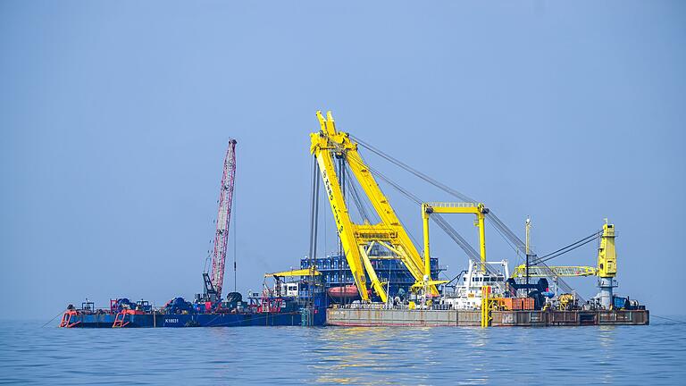 Bergung der gesunkenen &bdquo;Verity&rdquo; verzögert sich       -  Bei der Bergung des gesunkenen Frachters &bdquo;Verity&rdquo; in der Deutschen Bucht war einer der stärksten Schwimmkräne Europas im Einsatz. Er hob die beiden Teile des zweigeteilten Schiffs aus dem Wasser.