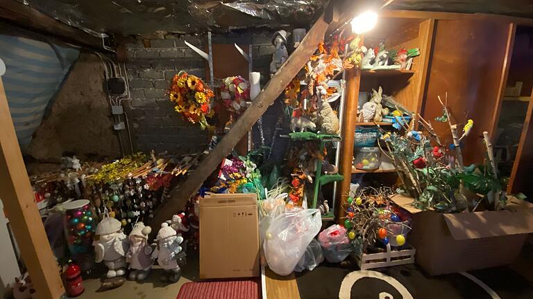 Auf dem Dachboden lagern Cornelia Baiers Schätze: Im Schrank rechts befinden sich vor allem Weihnachtsartikel, links sind die Latten angehängt, die zu verschiedenen Jahreszeiten in die Fensterrahmen geklemmt werden. Auf dem Dachboden lagern Cornelia Baiers Schätze: Im Schrank rechts befinden sich vor allem Weihnachtsartikel, links sind die Latten angehängt, die zu verschiedenen Jahreszeiten in die Fensterrahmen geklemmt werden.