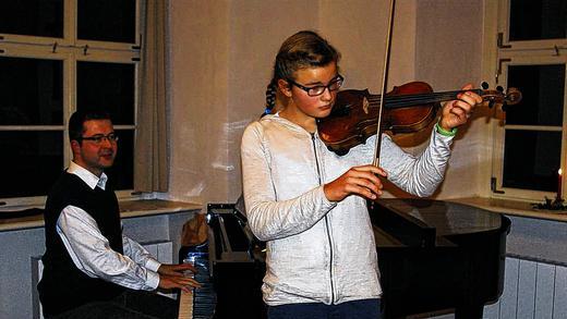 Helfen mit Musik: Organist Christoph Jobst am Flügel und Tabita Öhlein an der Geige gaben im Schloss Wolzogen ein Konzert zugunsten der Hilfsorganisation „Medair“. Dabei spannten sie den musikalischen Bogen sehr weit. Helfen mit Musik: Organist Christoph Jobst am Flügel und Tabita Öhlein an der Geige gaben im Schloss Wolzogen ein Konzert zugunsten der Hilfsorganisation „Medair“. Dabei spannten sie den musikalischen Bogen sehr weit.