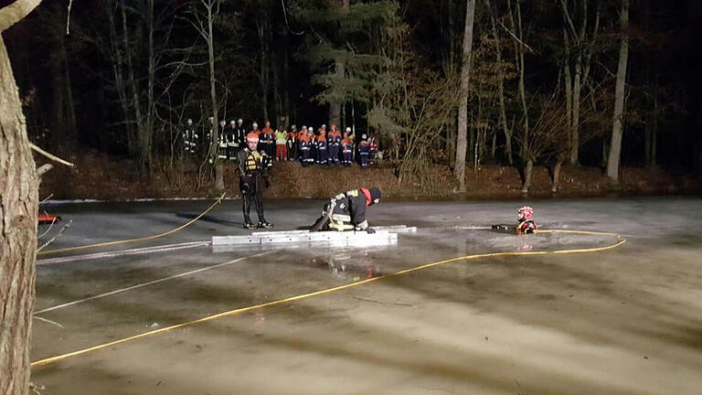 'Auf dem Aspensee ist jemand in das Eis eingebrochen': Dieser Notlage widmete sich eine Übung der Feuerwehr zusammen mit der Wasserwacht Bad Kissingen. Die Retter wurden mit Leine abgesichert, ehe sie mit Leitern den Eingebrochenen retteten. Foto: Stefan Geiger - 'Auf dem Aspensee ist jemand in das Eis eingebrochen': Dieser Notlage widmete sich eine Übung der Feuerwehr zusammen mit der Wasserwacht Bad Kissingen. Die Retter wurden mit Leine abgesichert, ehe sie mit Leitern den Eingebrochenen retteten. Foto: Stefan Geiger 'Auf dem Aspensee ist jemand in das Eis eingebrochen': Dieser Notlage widmete sich eine Übung der Feuerwehr zusammen mit der Wasserwacht Bad Kissingen. Die Retter wurden mit Leine abgesichert, ehe sie mit Leitern den Eingebrochenen retteten. Foto: Stefan Geiger - 'Auf dem Aspensee ist jemand in das Eis eingebrochen': Dieser Notlage widmete sich eine Übung der Feuerwehr zusammen mit der Wasserwacht Bad Kissingen. Die Retter wurden mit Leine abgesichert, ehe sie mit Leitern den Eingebrochenen retteten. Foto: Stefan Geiger