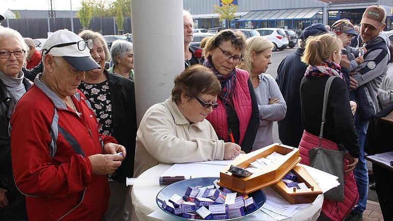 Bei der Trauerfeier in Karlstadt konnten sich die Bürger auch in ein Kondolenzbuch eintragen.