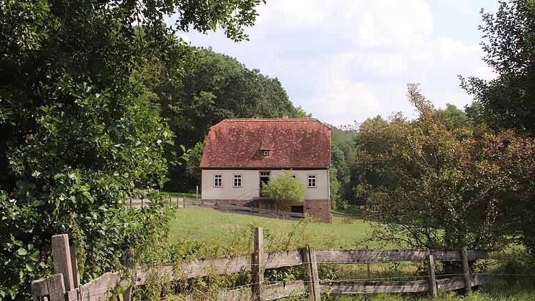 Wie in 'bayerisch Sibirien' fühlte sich der Dorflehrer in der Schule in Krausenbach, die nun im Fränkischen Freilandmuseum in Fladungen steht. Wie in 'bayerisch Sibirien' fühlte sich der Dorflehrer in der Schule in Krausenbach, die nun im Fränkischen Freilandmuseum in Fladungen steht.