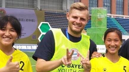 Auch einige talentierte Mädchen hat Maximilian Stumpf in seiner Sichtungsarbeit für den FC Bayern München in China unter die Lupe genommen. Auch einige talentierte Mädchen hat Maximilian Stumpf in seiner Sichtungsarbeit für den FC Bayern München in China unter die Lupe genommen.