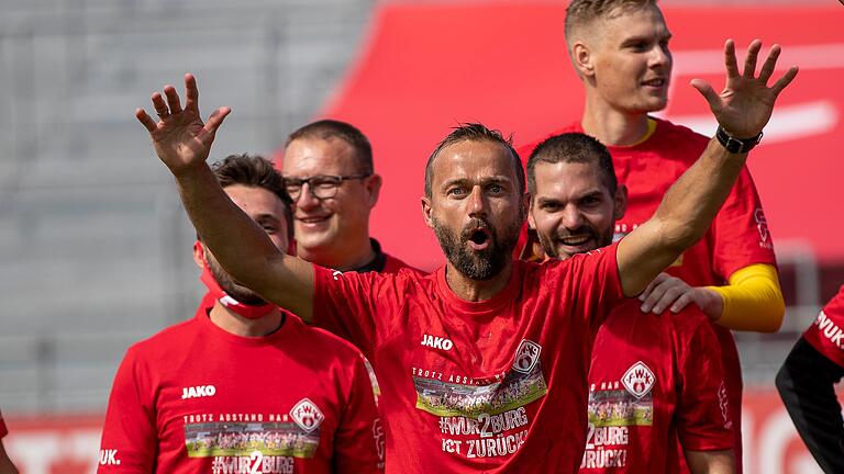 Michael Schieles großer Triumph: Der Kickers-Trainer feiert 2020 den Aufstieg in die 2. Bundesliga. Doch bereits nach zwei Spieltagen der neuen Saison musste er gehen. Michael Schieles großer Triumph: Der Kickers-Trainer feiert 2020 den Aufstieg in die 2. Bundesliga. Doch bereits nach zwei Spieltagen der neuen Saison musste er gehen.