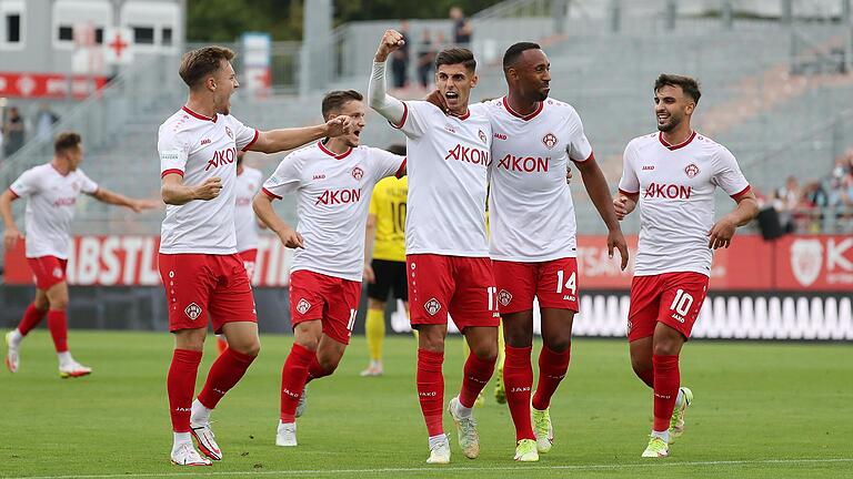 Die Würzburger Kickers haben den Tabellenführer DJK Vilzing geschlagen. Hier jubeln Ivan Franjic (Mitte) und seine Mitspieler über das zwischenzeitliche 1:0. Die Würzburger Kickers haben den Tabellenführer DJK Vilzing geschlagen. Hier jubeln Ivan Franjic (Mitte) und seine Mitspieler über das zwischenzeitliche 1:0.