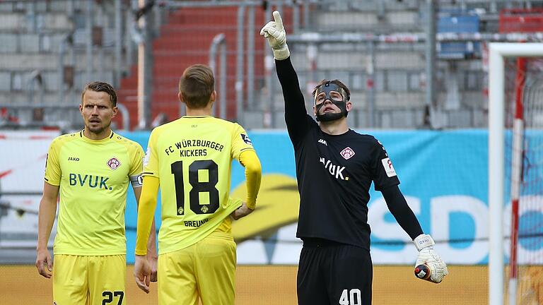 Kickers-Keeper Vincent Müller zeigt seinen Mannschaftskameraden Maximilian Breunig und Sebastian Schuppan (von rechts), wohin es gehen soll für die Rothosen: nach oben!