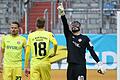 Kickers-Keeper Vincent Müller zeigt seinen Mannschaftskameraden Maximilian Breunig und Sebastian Schuppan (von rechts), wohin es gehen soll für die Rothosen: nach oben!