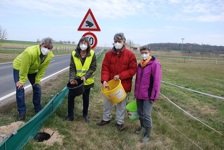 Der Amphibienschutz liegt ihnen sehr am Herzen: (von links: Steffen Jodl (BN-Regionalreferent für Unterfranken), Christine Ruhl (Ortsgruppenvorsitzende des BN Ochsenfurt) und die ehrenamtlichen Helfer Bernd Pfannes und Karin Ziegler). Der Amphibienschutz liegt ihnen sehr am Herzen: (von links: Steffen Jodl (BN-Regionalreferent für Unterfranken), Christine Ruhl (Ortsgruppenvorsitzende des BN Ochsenfurt) und die ehrenamtlichen Helfer Bernd Pfannes und Karin Ziegler).