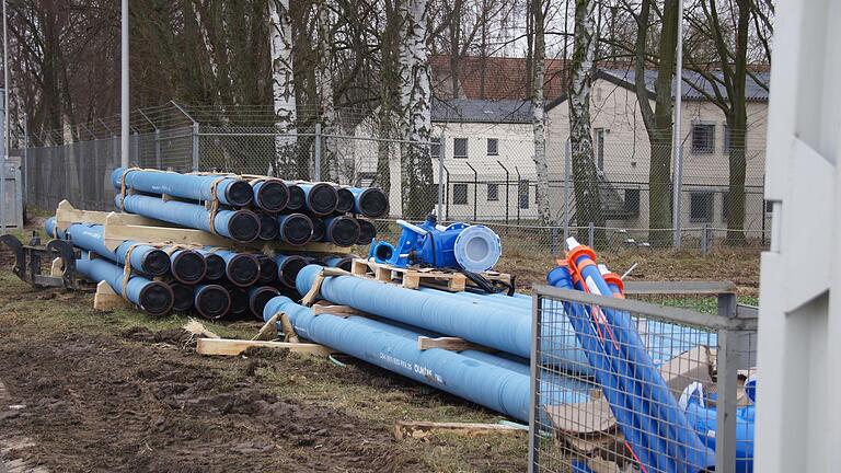 Nach Schließung des Wasserwerks in den Conn Barracks 2014 musste eine neue Wasserleitung zum Wasserversorgungs-Zweckverband der Rhön-Maintal-Gruppe aufgebaut werden. Nach Schließung des Wasserwerks in den Conn Barracks 2014 musste eine neue Wasserleitung zum Wasserversorgungs-Zweckverband der Rhön-Maintal-Gruppe aufgebaut werden.