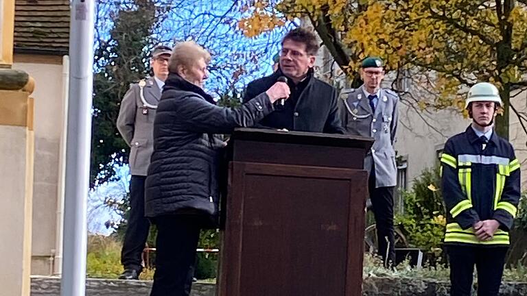 Erster Bürgermeister René Wohlfart im Gedenken an die Toten, die Opfer von Gewalt und Krieg wurden, am Kriegerdenkmal in Kürnach.