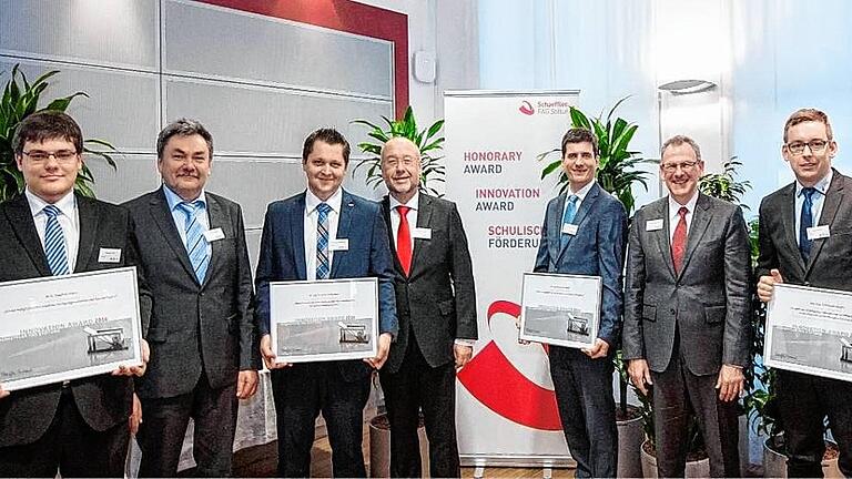 Vier Nachwuchswissenschaftler erhielten den Innovation Award 2016 der Schaeffler FAG Stiftung für herausragende Abschlussarbeiten auf dem Gebiet der Lagerungstechnik. Von links: Stephan Hahn (Master), Werkleiter Josef Scheller, Dr. Thorben Schiemann, Stiftungsvorstand Klaus Widmaier, Dr. Benjámin Radnai, Regional-CEO Dietmar Heinrich, Diplomingenieur Daniel Ziegler. Vier Nachwuchswissenschaftler erhielten den Innovation Award 2016 der Schaeffler FAG Stiftung für herausragende Abschlussarbeiten auf dem Gebiet der Lagerungstechnik. Von links: Stephan Hahn (Master), Werkleiter Josef Scheller, Dr. Thorben Schiemann, Stiftungsvorstand Klaus Widmaier, Dr. Benjámin Radnai, Regional-CEO Dietmar Heinrich, Diplomingenieur Daniel Ziegler.
