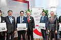 Vier Nachwuchswissenschaftler erhielten den Innovation Award 2016 der Schaeffler FAG Stiftung für herausragende Abschlussarbeiten auf dem Gebiet der Lagerungstechnik. Von links: Stephan Hahn (Master), Werkleiter Josef Scheller, Dr. Thorben Schiemann, Stiftungsvorstand Klaus Widmaier, Dr. Benjámin Radnai, Regional-CEO Dietmar Heinrich, Diplomingenieur Daniel Ziegler.