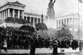 Massendemonstration auf der Münchner Theresienwiese am 7. November 1918.  Quelle: wikimedia commons       -  Massendemonstration auf der Münchner Theresienwiese am 7. November 1918.  Quelle: wikimedia commons