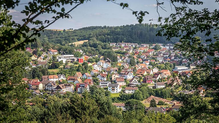Am Waldrand entlang von Bad Brückenau genießt man einen herrlichen Ausblick auf die Stadt.