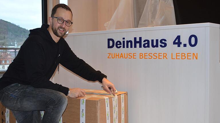 Wenngleich das Zentrum für Telemedizin (ZTM) erst noch umzieht, kann man im 5. Stock (Penthouse) schon die Ansätze zur Musterwohnung Dein Haus 4.0. erkennen. Im Bild Johannes Ott vom Projektmanagement. Wenngleich das Zentrum für Telemedizin (ZTM) erst noch umzieht, kann man im 5. Stock (Penthouse) schon die Ansätze zur Musterwohnung Dein Haus 4.0. erkennen. Im Bild Johannes Ott vom Projektmanagement.