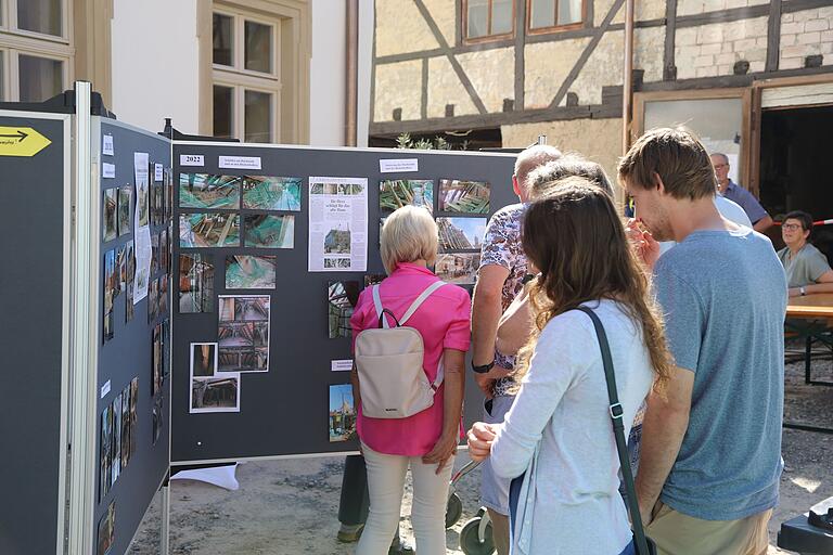 Eine Fotoausstellung im Hof des Anwesens gab aufschlussreiche Einblicke vom Zeitpunkt des Hauskaufes bis zum heutigen Stand der Sanierungsmaßnahmen. Eine Fotoausstellung im Hof des Anwesens gab aufschlussreiche Einblicke vom Zeitpunkt des Hauskaufes bis zum heutigen Stand der Sanierungsmaßnahmen.