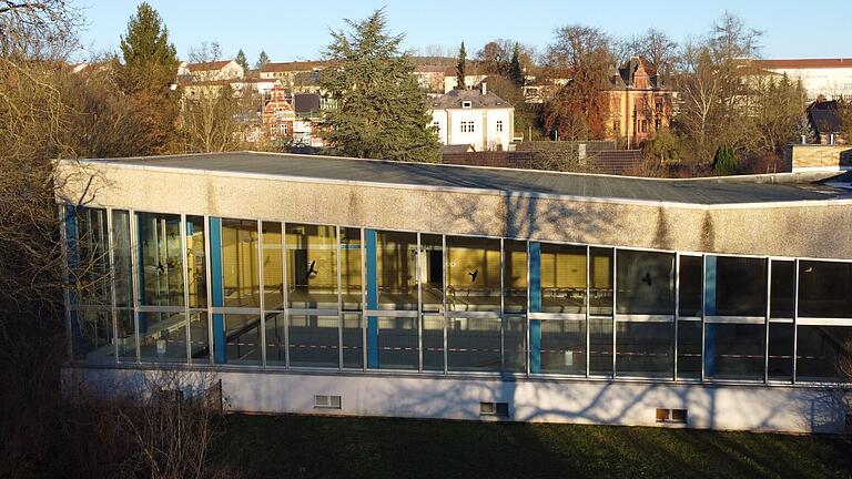 Während die Sanierung des Terrassenschwimmbades in diesem Jahr beginnt , zeichnet sich für das geschlossene Hallenbad noch kein Ersatz ab. Während die Sanierung des Terrassenschwimmbades in diesem Jahr beginnt , zeichnet sich für das geschlossene Hallenbad noch kein Ersatz ab. 