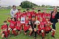 Die Klasse 4c der Sinnberg-Grundschule Bad Kissingen hat den Kreisentscheid im Fußball gewonnen. Unser Foto zeigt die Kinder mit Schulrätin Susanne Kolb (links) und Klassenlehrerin Peggy Nöller (rechts) .       -  Die Klasse 4c der Sinnberg-Grundschule Bad Kissingen hat den Kreisentscheid im Fußball gewonnen. Unser Foto zeigt die Kinder mit Schulrätin Susanne Kolb (links) und Klassenlehrerin Peggy Nöller (rechts) .