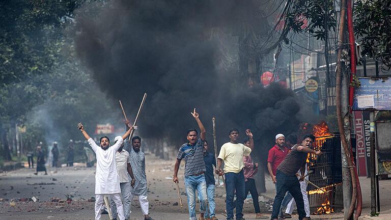 Studentenproteste in Bangladesch       -  Studenten stehen bei dem Protest in Dhaka Polizisten gegenüber.