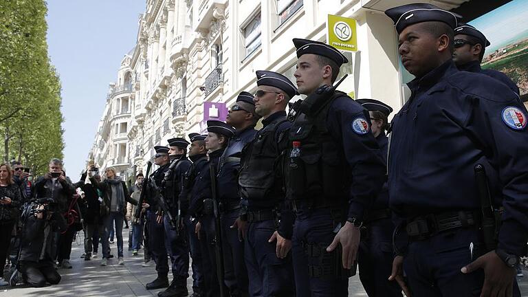 Nach den Schüssen am Champs Elysees - Polizisten standen am Freitag stramm an dem Ort auf den Champs-Élysées in Paris, an dem ein Angreifer am Vortag das Feuer auf Polizisten eröffnet hatte. Ein Beamter starb, der Angreifer wurde von der Polizei erschossen. Nach den Schüssen am Champs Elysees - Polizisten standen am Freitag stramm an dem Ort auf den Champs-Élysées in Paris, an dem ein Angreifer am Vortag das Feuer auf Polizisten eröffnet hatte. Ein Beamter starb, der Angreifer wurde von der Polizei erschossen.