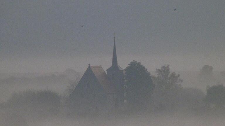Der Novembernebel wabert um die Hohenfelder Bergkirche.