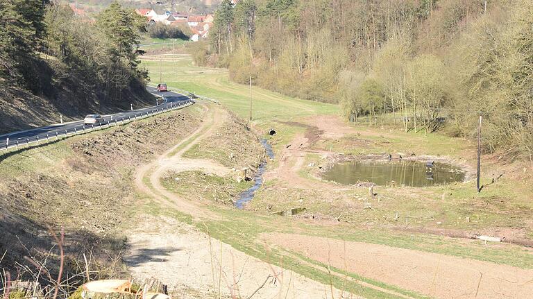 Die gefällten Bäume im Tal unterhalb von Frickenhausen markierten Anfang 2020 die Aufnahme der Arbeiten für den Neubau der Staatsstraße 2292 bis zur Geckenauer Kreuzung. Die gefällten Bäume im Tal unterhalb von Frickenhausen markierten Anfang 2020 die Aufnahme der Arbeiten für den Neubau der Staatsstraße 2292 bis zur Geckenauer Kreuzung.
