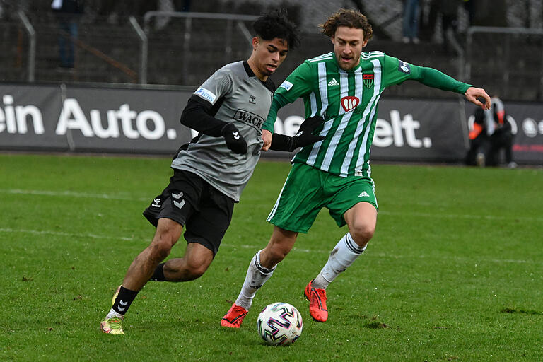 Rückkehr in die Regionalliga Bayern: Neu-Kickers-Stürmer Andre Leipold im Trikot von Wacker Burghausen um Duell mit Schweinfurts Daniel Grözinger. Rückkehr in die Regionalliga Bayern: Neu-Kickers-Stürmer Andre Leipold im Trikot von Wacker Burghausen um Duell mit Schweinfurts Daniel Grözinger.