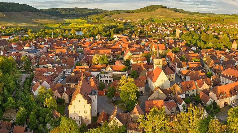 Wie sähe Iphofens Altstadt von oben aus, wären viele der Dächer mit Solarmodulen belegt? Um diese Frage geht es mehr denn je bei der anstehenden Energiewende. Wie sähe Iphofens Altstadt von oben aus, wären viele der Dächer mit Solarmodulen belegt? Um diese Frage geht es mehr denn je bei der anstehenden Energiewende.