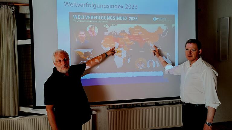 Referent Peter Siemens von Open Doors, einer Missionsgemeinschaft, die weltweit  verfolgten Christen  hilft, zeigte an der Karte des Verfolgungsindexes, wo in der Welt rund 350 Millionen Christen wegen ihres Glaubens verfolgt werden. Rechts Pfarrer Oliver C. Habiger von der evangelischen Kirchengemeinde Wenkheim.