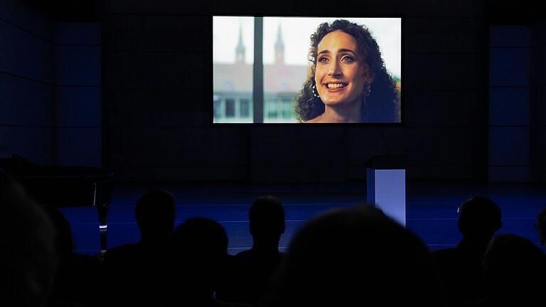 Gruß ans Publikum per Video: Silvia Vassallo Paleologo hat längst eine eigene Würzburger Fangemeinde. Gruß ans Publikum per Video: Silvia Vassallo Paleologo hat längst eine eigene Würzburger Fangemeinde.
