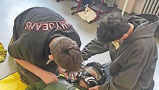 Im Notfall helfen können: Das lernten Schülerinnen und Schüler der Jakob Kaiser Realschule Hammelburg in einem Erste-Hilfe-Kurs.       -  Im Notfall helfen können: Das lernten Schülerinnen und Schüler der Jakob Kaiser Realschule Hammelburg in einem Erste-Hilfe-Kurs.