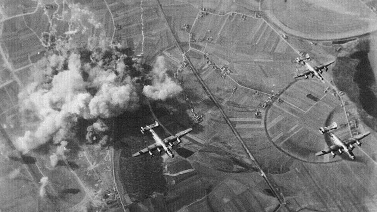 Alliierte Bomber über Deutschland, 1945. Alliierte Bomber über Deutschland, 1945.