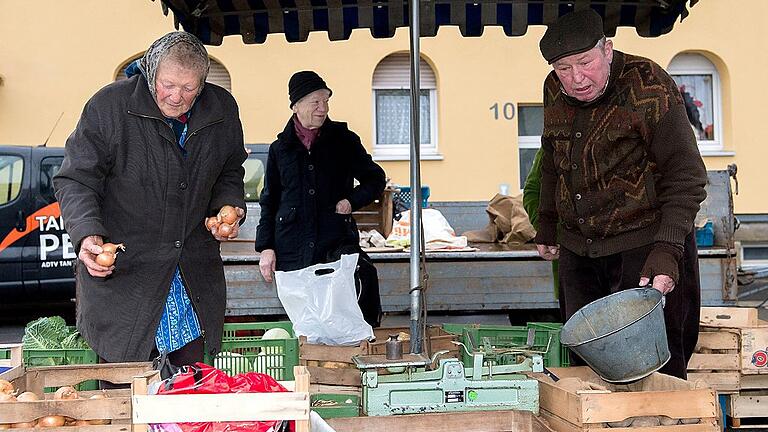 Seit Jahrzehnten ein eingespieltes Team. Fritz Bandorf kam beinahe 70 Jahre lang zweimal wöchentlich zum „Grünen Markt“. Seine Frau Lotte (links) ist auch schon seit Jahrzehnten mit von der Partie. Seit Jahrzehnten ein eingespieltes Team. Fritz Bandorf kam beinahe 70 Jahre lang zweimal wöchentlich zum „Grünen Markt“. Seine Frau Lotte (links) ist auch schon seit Jahrzehnten mit von der Partie.