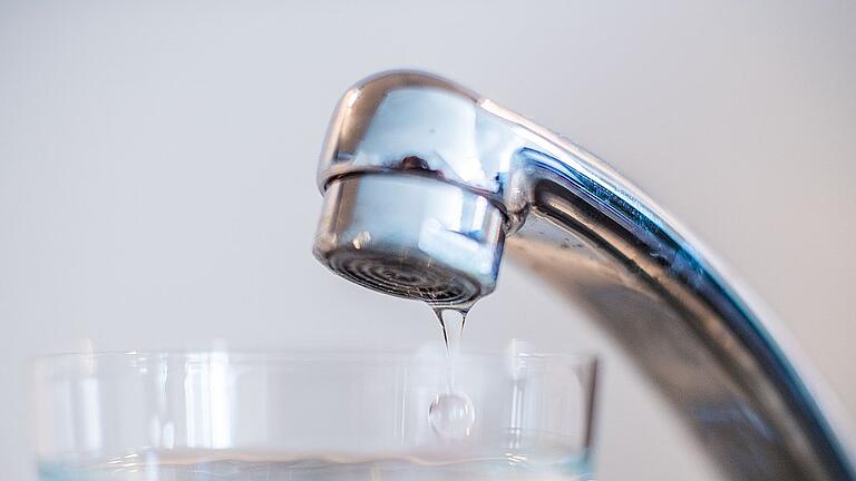 Trockene Böden - Trinkwasser reicht noch aus - Berührt das Abkommen auch die Wasserversorgung? Trockene Böden - Trinkwasser reicht noch aus - Berührt das Abkommen auch die Wasserversorgung?