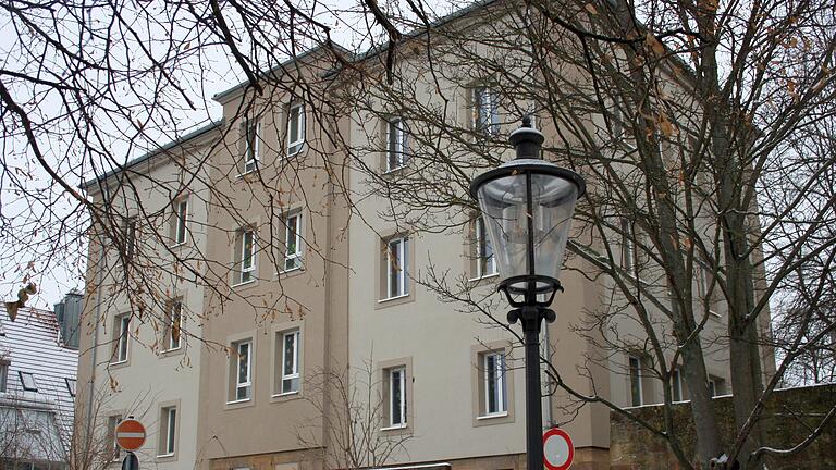 Was geschieht mit der Grabenschule, wenn in Gerolzhofen eine neue Grundschule gebaut wird? Dies wurde bei der Bürgerversammlung thematisiert. Was geschieht mit der Grabenschule, wenn in Gerolzhofen eine neue Grundschule gebaut wird? Dies wurde bei der Bürgerversammlung thematisiert.