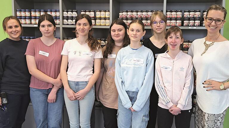 Schichtleiterin Anna-Lena Zimmermann (Erste von links) und Ausbilderin Amra Krzyzewski, (Erste von rechts) begleiten die Schülerinnen am Girls‘sDay.